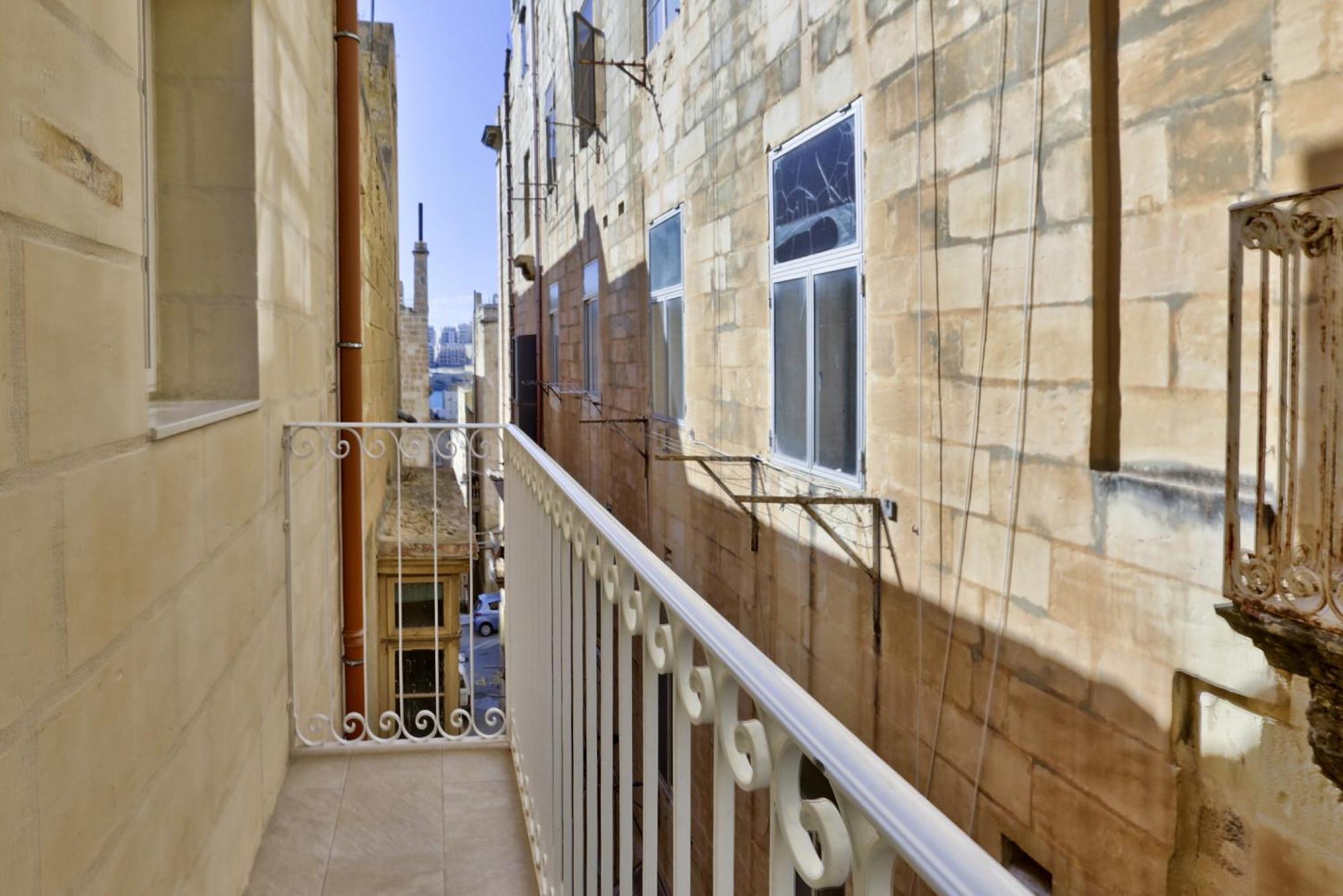 Exquisite 3-Bedroom Duplex Penthouse With Jacuzzi In Valletta Centre Екстер'єр фото