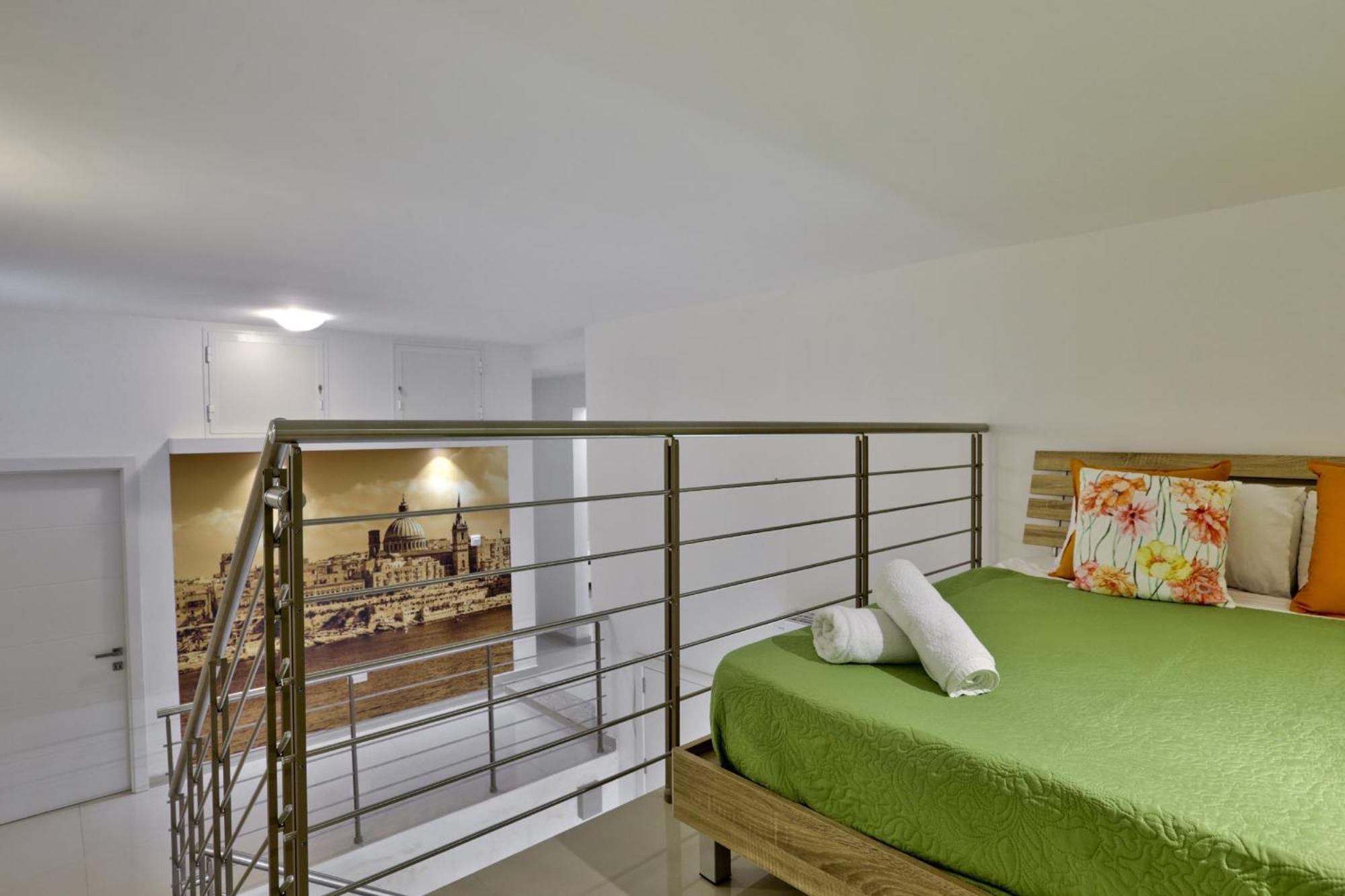 Exquisite 3-Bedroom Duplex Penthouse With Jacuzzi In Valletta Centre Екстер'єр фото
