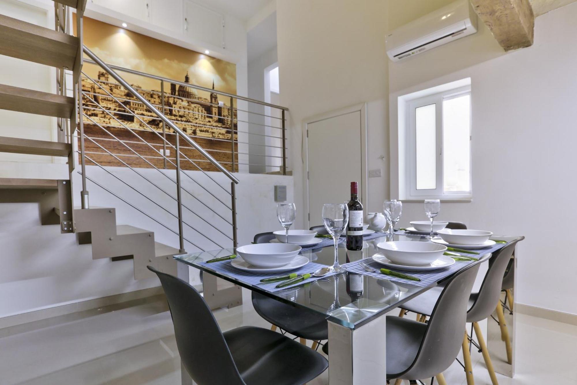Exquisite 3-Bedroom Duplex Penthouse With Jacuzzi In Valletta Centre Екстер'єр фото