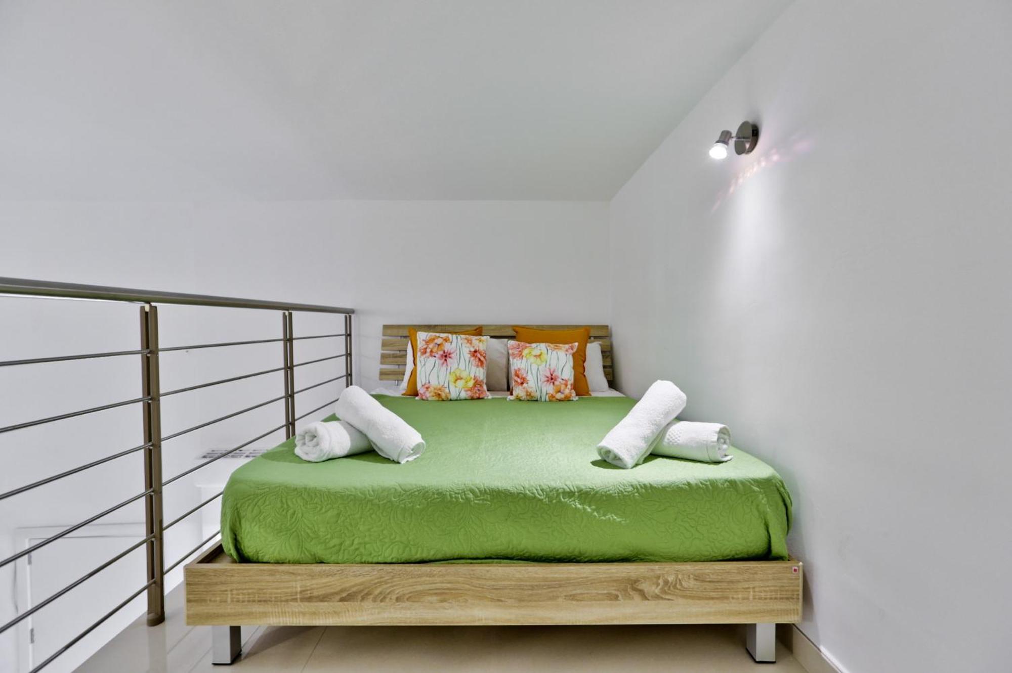 Exquisite 3-Bedroom Duplex Penthouse With Jacuzzi In Valletta Centre Екстер'єр фото