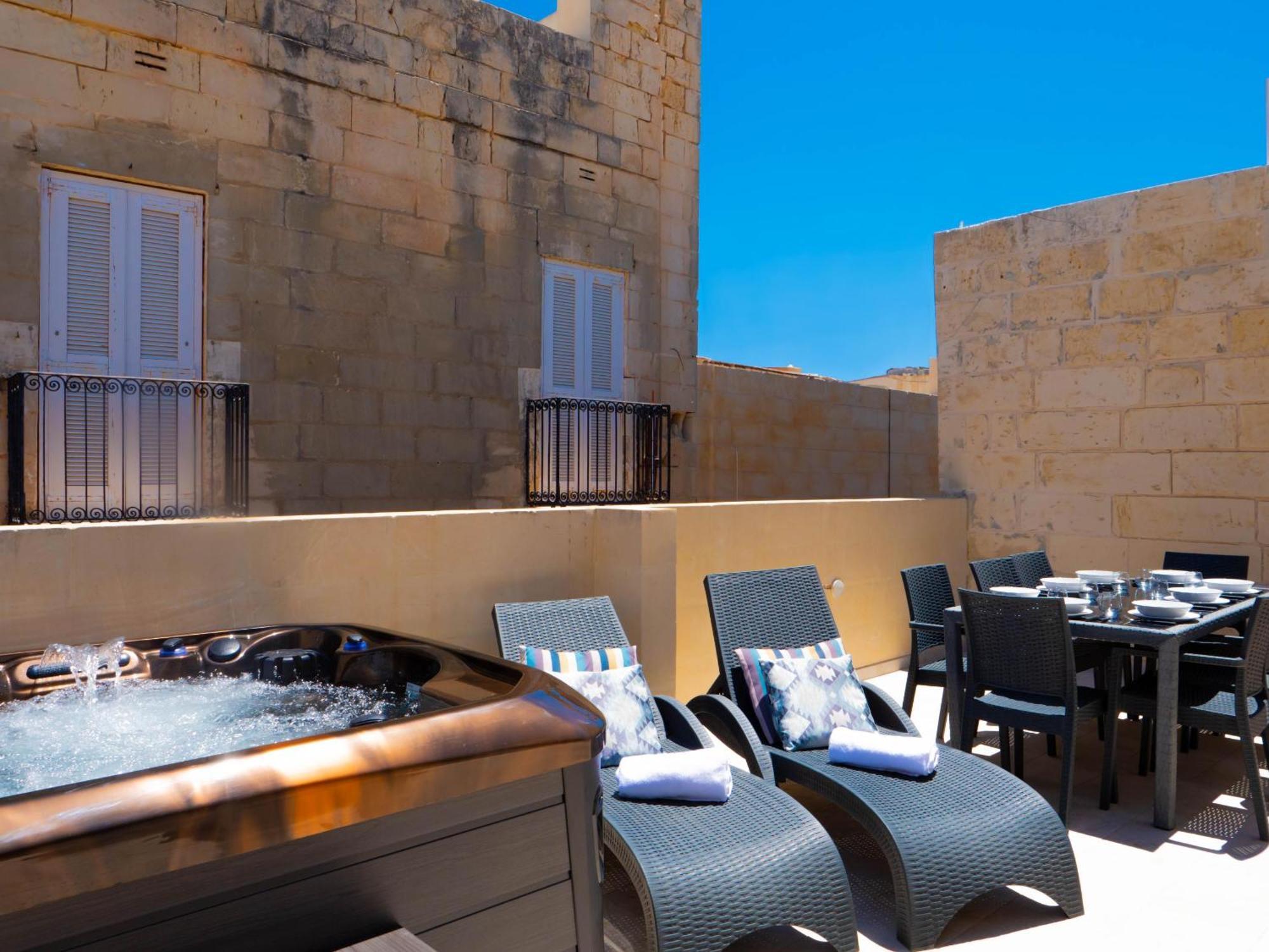 Exquisite 3-Bedroom Duplex Penthouse With Jacuzzi In Valletta Centre Екстер'єр фото