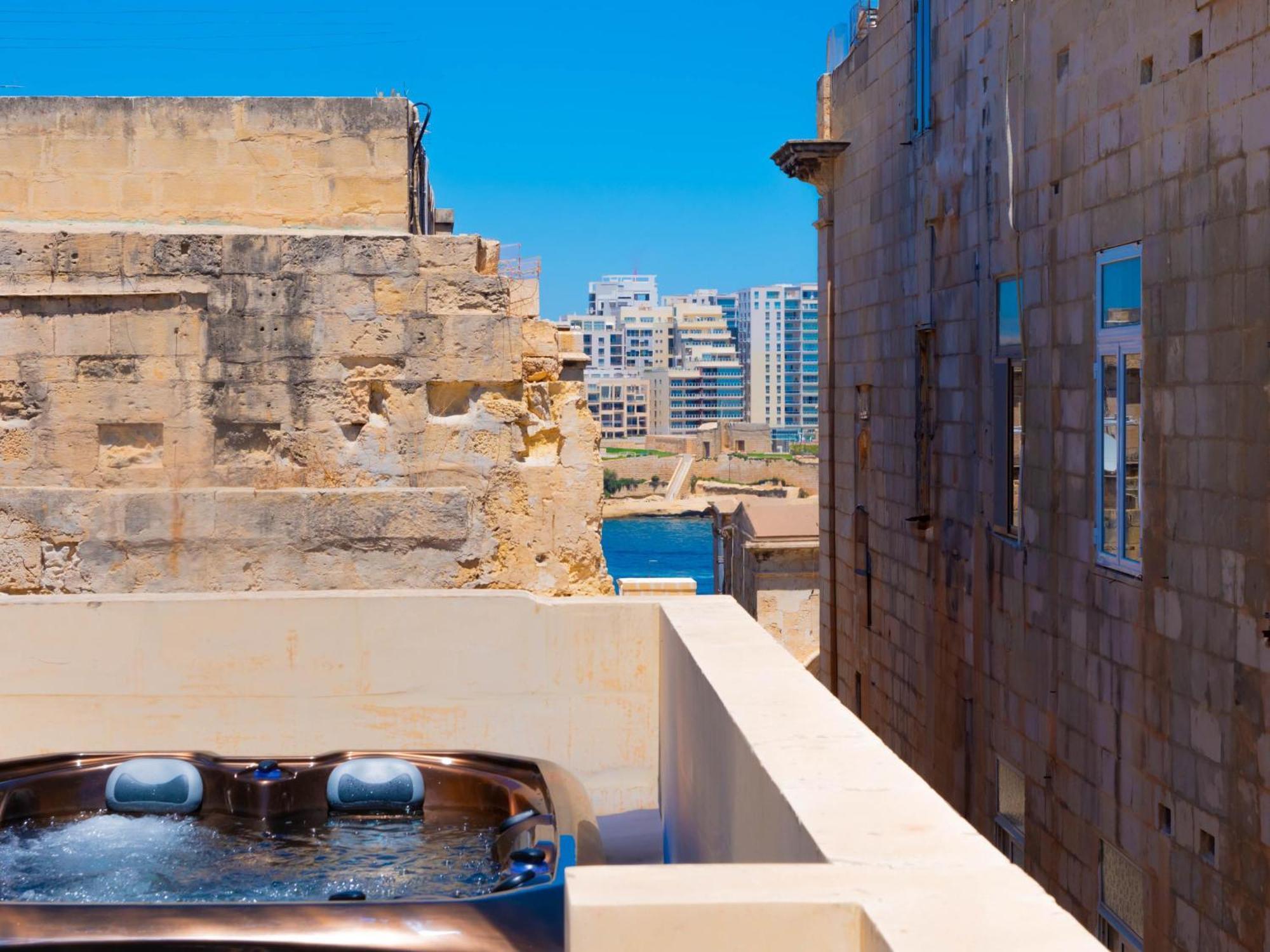 Exquisite 3-Bedroom Duplex Penthouse With Jacuzzi In Valletta Centre Екстер'єр фото